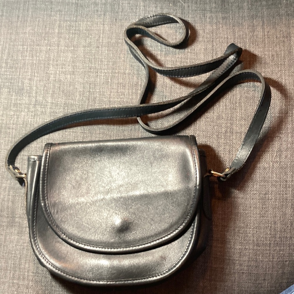 Coach Navy vintage crossbody handbag no hand tag😌